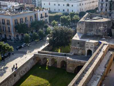 Da qui su possiamo prima di tutto ammirare l�intero impianto trapezoidale della fortezza, con i suoi bastioni, il ponte sospeso sul manto verde del fossato...